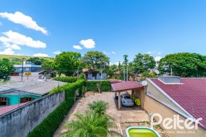 Casa à venda com 200m², 2 dormitórios, 1 suíte, 8 vagas, no bairro Nonoai em Porto Alegre