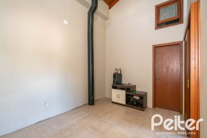 Casa à venda com 200m², 2 dormitórios, 1 suíte, 8 vagas, no bairro Nonoai em Porto Alegre