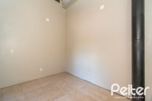 Casa à venda com 200m², 2 dormitórios, 1 suíte, 8 vagas, no bairro Nonoai em Porto Alegre