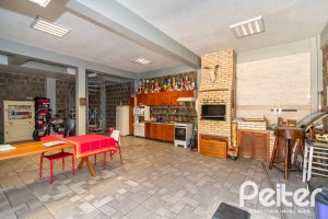 Casa à venda com 200m², 2 dormitórios, 1 suíte, 8 vagas, no bairro Nonoai em Porto Alegre