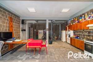 Casa à venda com 200m², 2 dormitórios, 1 suíte, 8 vagas, no bairro Nonoai em Porto Alegre