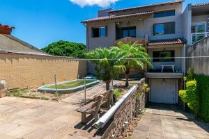 Casa à venda com 200m², 2 dormitórios, 1 suíte, 8 vagas, no bairro Nonoai em Porto Alegre