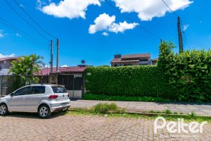 Casa à venda com 200m², 2 dormitórios, 1 suíte, 8 vagas, no bairro Nonoai em Porto Alegre