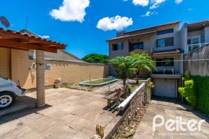 Casa à venda com 200m², 2 dormitórios, 1 suíte, 8 vagas, no bairro Nonoai em Porto Alegre