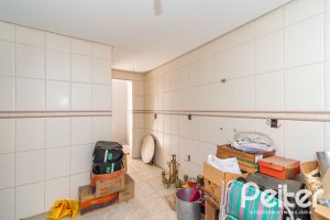 Casa à venda com 200m², 2 dormitórios, 1 suíte, 8 vagas, no bairro Nonoai em Porto Alegre