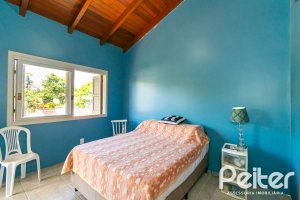 Casa à venda com 200m², 2 dormitórios, 1 suíte, 8 vagas, no bairro Nonoai em Porto Alegre