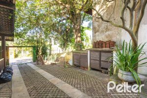 Casa à venda com 374m², 4 dormitórios, 1 suíte, 6 vagas, no bairro Jardim Isabel em Porto Alegre