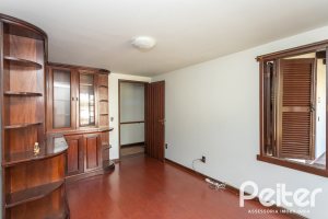 Casa à venda com 374m², 4 dormitórios, 1 suíte, 6 vagas, no bairro Jardim Isabel em Porto Alegre