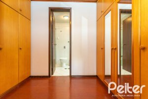 Casa à venda com 374m², 4 dormitórios, 1 suíte, 6 vagas, no bairro Jardim Isabel em Porto Alegre