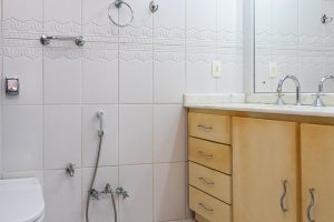 Casa à venda com 374m², 4 dormitórios, 1 suíte, 6 vagas, no bairro Jardim Isabel em Porto Alegre