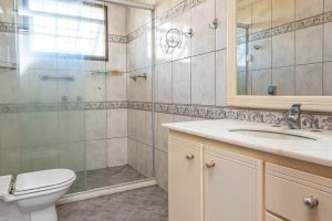 Casa à venda com 374m², 4 dormitórios, 1 suíte, 6 vagas, no bairro Jardim Isabel em Porto Alegre