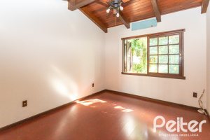 Casa à venda com 374m², 4 dormitórios, 1 suíte, 6 vagas, no bairro Jardim Isabel em Porto Alegre