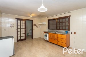 Casa à venda com 374m², 4 dormitórios, 1 suíte, 6 vagas, no bairro Jardim Isabel em Porto Alegre