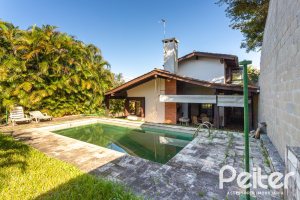Casa à venda com 374m², 4 dormitórios, 1 suíte, 6 vagas, no bairro Jardim Isabel em Porto Alegre