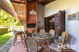 Casa à venda com 374m², 4 dormitórios, 1 suíte, 6 vagas, no bairro Jardim Isabel em Porto Alegre