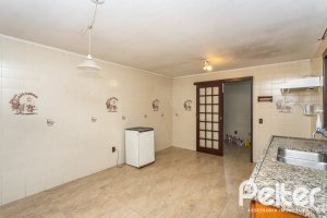 Casa à venda com 374m², 4 dormitórios, 1 suíte, 6 vagas, no bairro Jardim Isabel em Porto Alegre