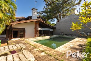 Casa à venda com 374m², 4 dormitórios, 1 suíte, 6 vagas, no bairro Jardim Isabel em Porto Alegre