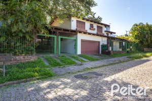 Casa à venda com 374m², 4 dormitórios, 1 suíte, 6 vagas, no bairro Jardim Isabel em Porto Alegre