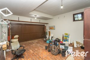 Casa à venda com 374m², 4 dormitórios, 1 suíte, 6 vagas, no bairro Jardim Isabel em Porto Alegre