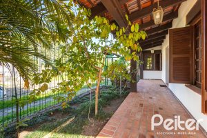 Casa à venda com 374m², 4 dormitórios, 1 suíte, 6 vagas, no bairro Jardim Isabel em Porto Alegre