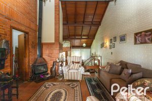 Casa à venda com 287m², 5 dormitórios, 2 suítes, 2 vagas, no bairro Teresópolis em Porto Alegre