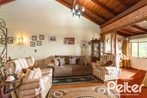 Casa à venda com 287m², 5 dormitórios, 2 suítes, 2 vagas, no bairro Teresópolis em Porto Alegre