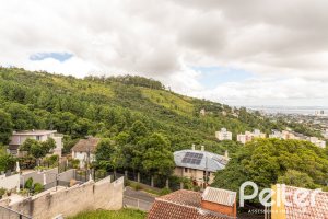 Casa à venda com 287m², 5 dormitórios, 2 suítes, 2 vagas, no bairro Teresópolis em Porto Alegre
