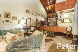 Casa à venda com 287m², 5 dormitórios, 2 suítes, 2 vagas, no bairro Teresópolis em Porto Alegre