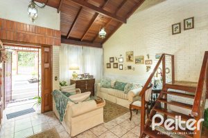 Casa à venda com 287m², 5 dormitórios, 2 suítes, 2 vagas, no bairro Teresópolis em Porto Alegre