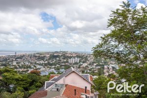 Casa à venda com 287m², 5 dormitórios, 2 suítes, 2 vagas, no bairro Teresópolis em Porto Alegre