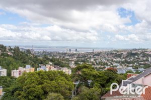 Casa à venda com 287m², 5 dormitórios, 2 suítes, 2 vagas, no bairro Teresópolis em Porto Alegre