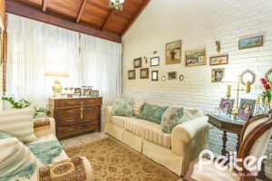 Casa à venda com 287m², 5 dormitórios, 2 suítes, 2 vagas, no bairro Teresópolis em Porto Alegre