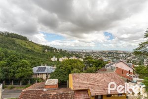 Casa à venda com 287m², 5 dormitórios, 2 suítes, 2 vagas, no bairro Teresópolis em Porto Alegre