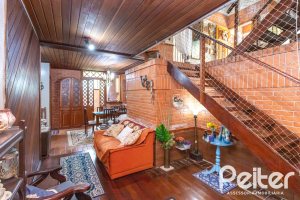 Casa à venda com 287m², 5 dormitórios, 2 suítes, 2 vagas, no bairro Teresópolis em Porto Alegre