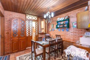 Casa à venda com 287m², 5 dormitórios, 2 suítes, 2 vagas, no bairro Teresópolis em Porto Alegre