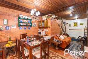 Casa à venda com 287m², 5 dormitórios, 2 suítes, 2 vagas, no bairro Teresópolis em Porto Alegre