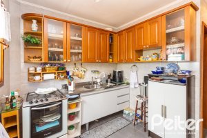 Casa à venda com 287m², 5 dormitórios, 2 suítes, 2 vagas, no bairro Teresópolis em Porto Alegre