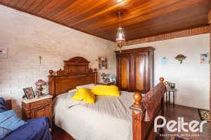 Casa à venda com 287m², 5 dormitórios, 2 suítes, 2 vagas, no bairro Teresópolis em Porto Alegre
