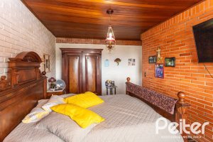 Casa à venda com 287m², 5 dormitórios, 2 suítes, 2 vagas, no bairro Teresópolis em Porto Alegre