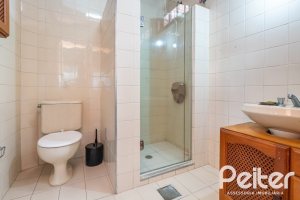 Casa à venda com 287m², 5 dormitórios, 2 suítes, 2 vagas, no bairro Teresópolis em Porto Alegre