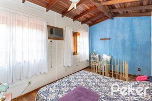 Casa à venda com 287m², 5 dormitórios, 2 suítes, 2 vagas, no bairro Teresópolis em Porto Alegre