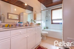 Casa à venda com 287m², 5 dormitórios, 2 suítes, 2 vagas, no bairro Teresópolis em Porto Alegre