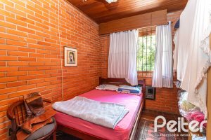 Casa à venda com 287m², 5 dormitórios, 2 suítes, 2 vagas, no bairro Teresópolis em Porto Alegre