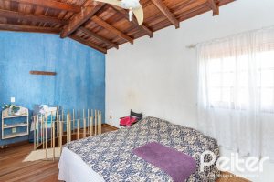 Casa à venda com 287m², 5 dormitórios, 2 suítes, 2 vagas, no bairro Teresópolis em Porto Alegre