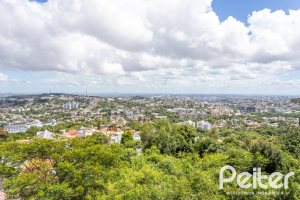 Casa à venda com 287m², 5 dormitórios, 2 suítes, 2 vagas, no bairro Teresópolis em Porto Alegre