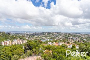 Casa à venda com 287m², 5 dormitórios, 2 suítes, 2 vagas, no bairro Teresópolis em Porto Alegre