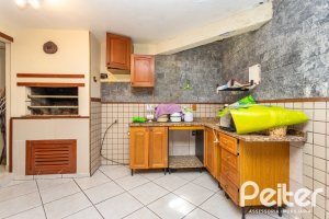 Casa à venda com 287m², 5 dormitórios, 2 suítes, 2 vagas, no bairro Teresópolis em Porto Alegre