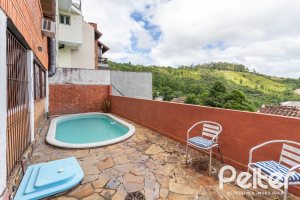 Casa à venda com 287m², 5 dormitórios, 2 suítes, 2 vagas, no bairro Teresópolis em Porto Alegre