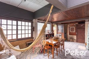 Casa à venda com 287m², 5 dormitórios, 2 suítes, 2 vagas, no bairro Teresópolis em Porto Alegre