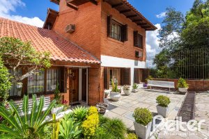 Casa à venda com 287m², 5 dormitórios, 2 suítes, 2 vagas, no bairro Teresópolis em Porto Alegre